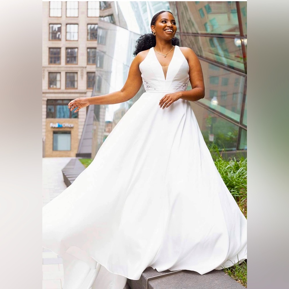 Essence of Australia CLASSIC V-NECKLINE BALLGOWN WEDDING DRESS WITH LACE BACK 20